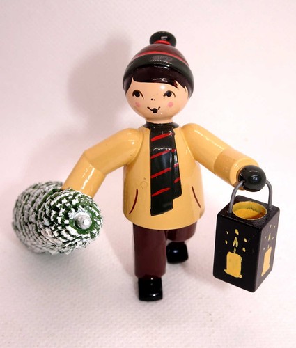 Junge mit christbaum und - mit,