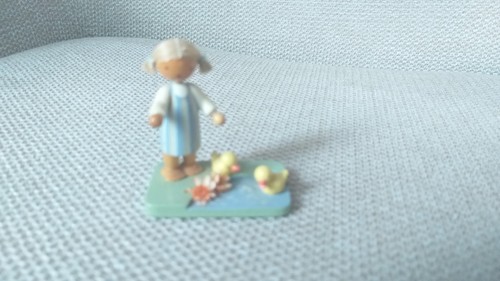 Flade figur mädchen mit - mädchen, enten